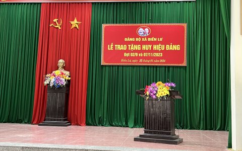 Trao huy hiệu Đảng